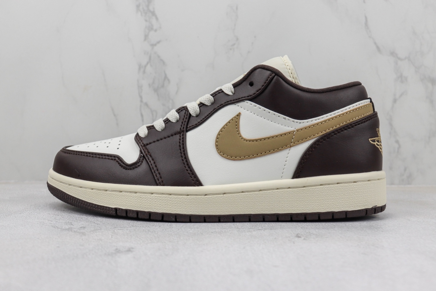 Air Jordan 1 Low 'Shadow Brown' - DC0774-200: Classic Style and Quality Craftsmanship for Sneaker Enthusiasts.
