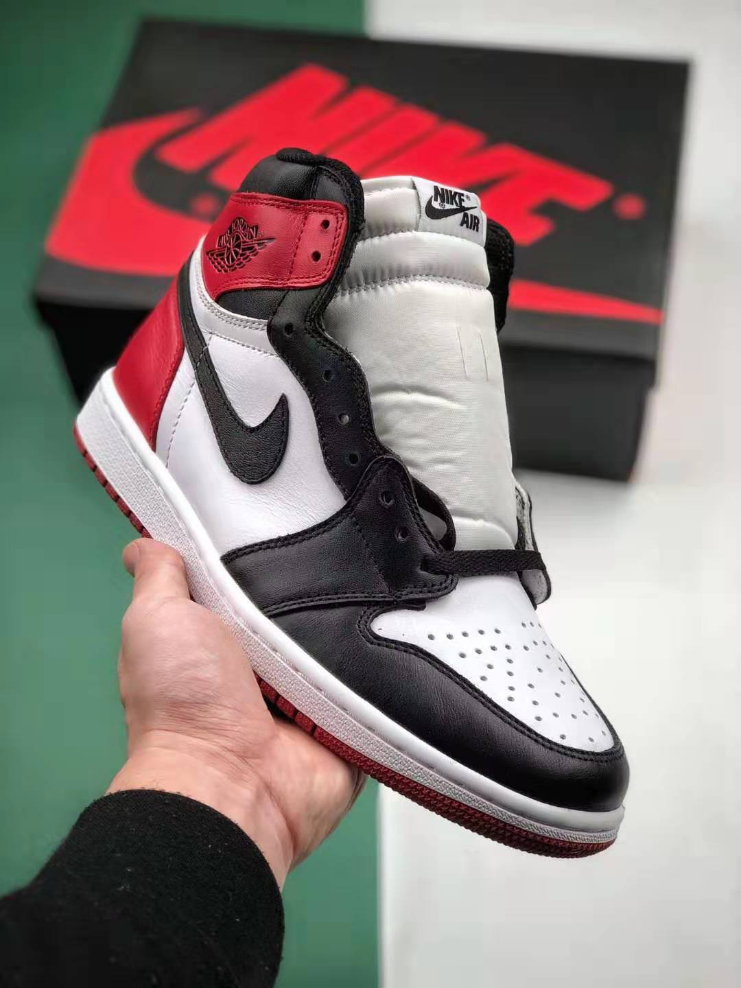 Air Jordan 1 Retro High OG 'Black Toe' 2016 555088-125 - Classic Style & Iconic Design