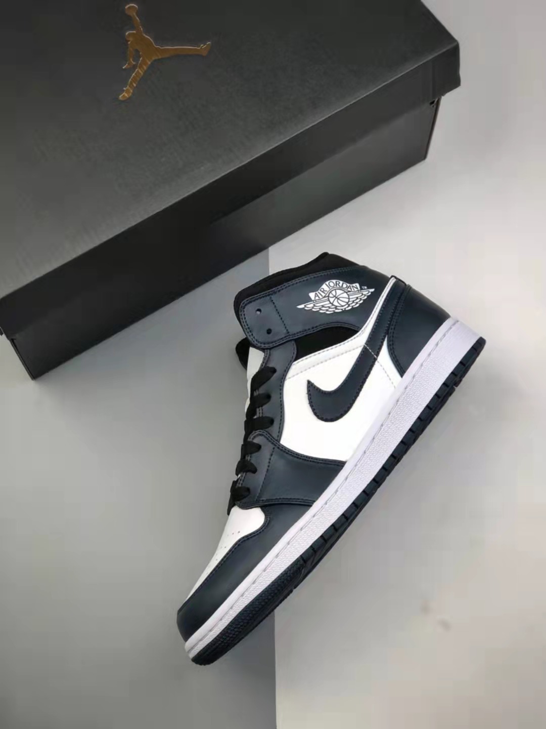 Air Jordan 1 Mid 'Armory Navy' 554724-411 - Stylish Air Jordans for Sneaker Enthusiasts